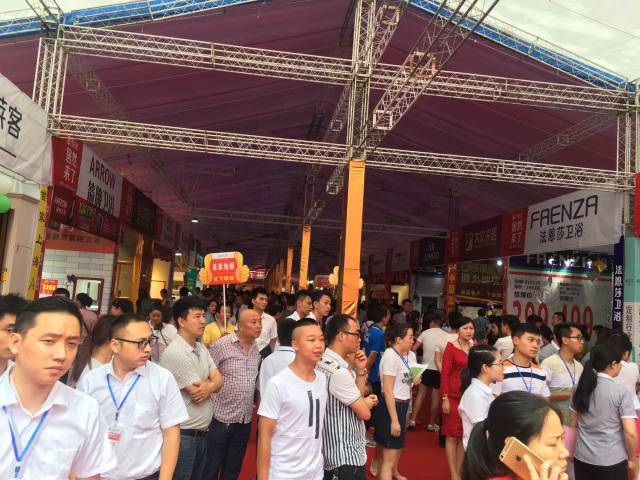 鑫迪木门遵义店亮相建材展：大放异彩，独领风骚