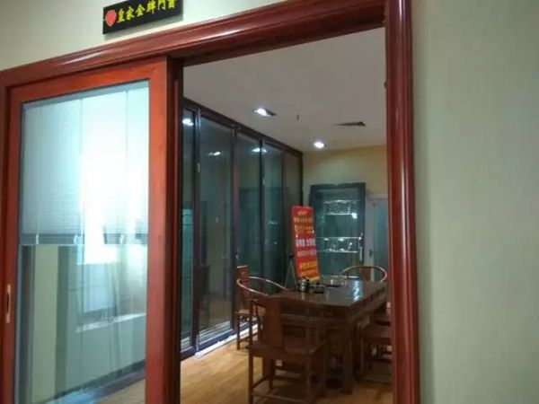 衡阳市江西商会走访考察衡阳皇家金牌门窗专卖店