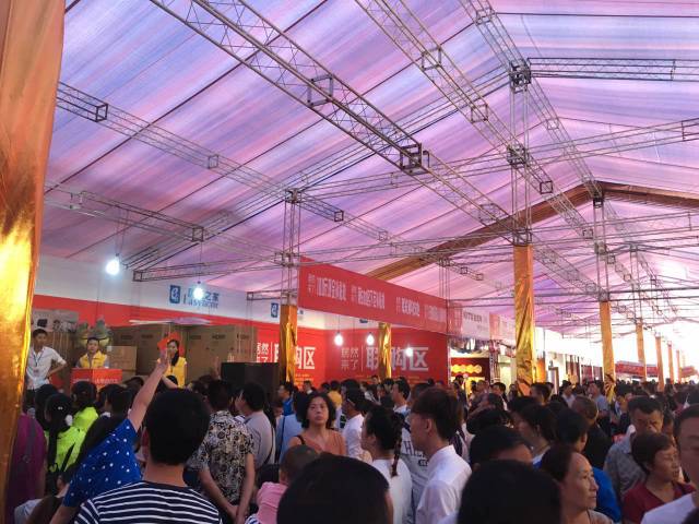 鑫迪木门遵义店亮相建材展：大放异彩，独领风骚