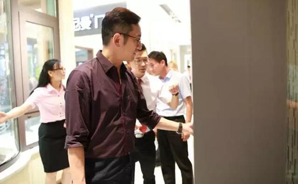 璀璨十四周年,无忌哥哥与诗尼曼一起过生日! 璀璨十四周年,无忌哥哥与诗尼曼一起过生日!