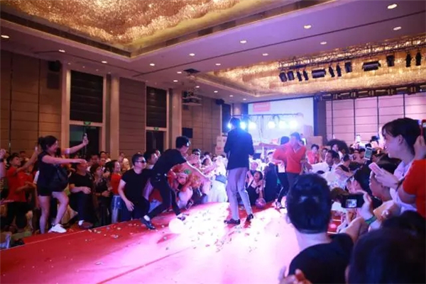 科凡总部年中大促，现场下单637单，收款超890万实力超越！