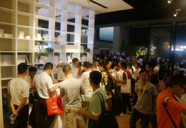 厉害了！司米橱柜3D镭射板在中国建博会（广州）上实力圈粉