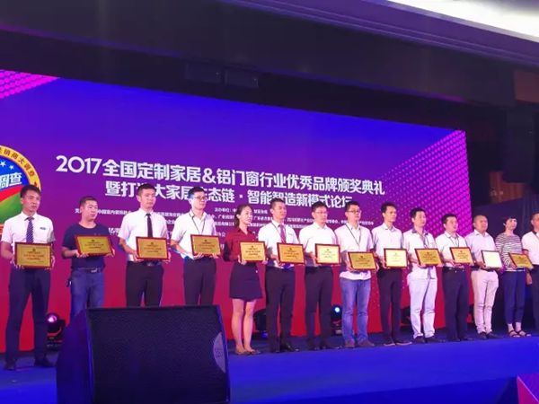 贝克洛荣获“全国铝合金门窗十佳”品牌