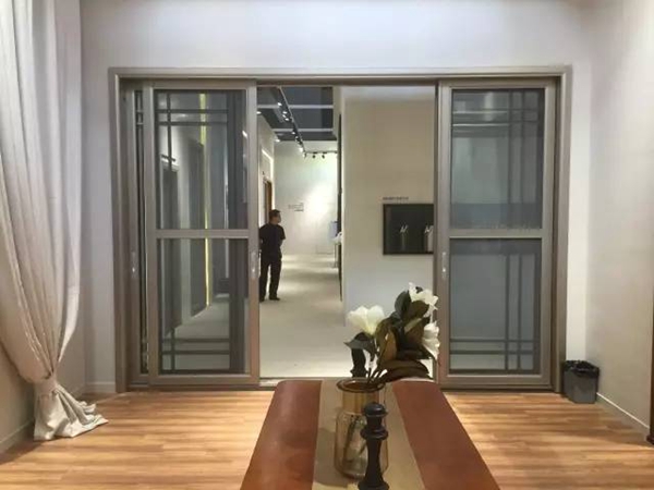 业界神话：建博会罗兰西尼4天招商113家! 