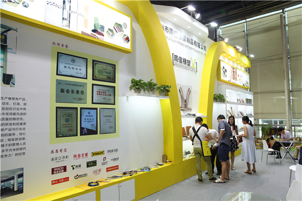 周信橡塑：木纹防撞胶条亮相建博会，加强研发迎击同质化痛点