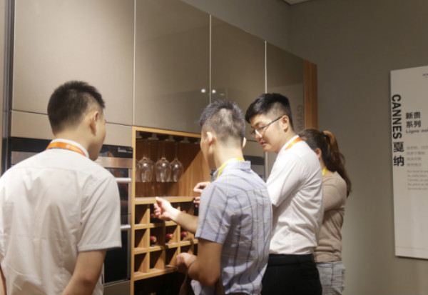 厉害了！司米橱柜3D镭射板在中国建博会（广州）上实力圈粉