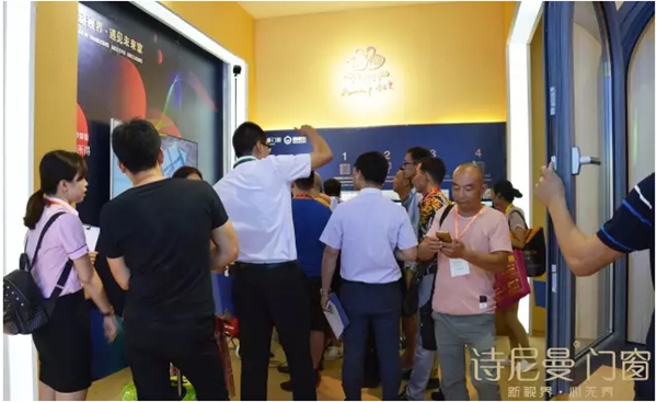 太震撼了！每个到诗尼曼门窗展馆的人都这么说...