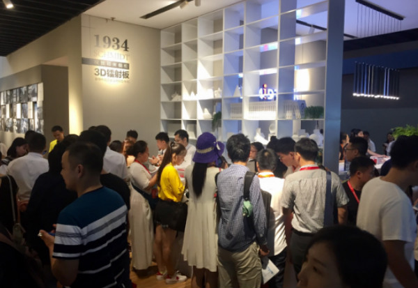 厉害了！司米橱柜3D镭射板在中国建博会（广州）上实力圈粉