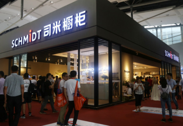厉害了！司米橱柜3D镭射板在中国建博会（广州）上实力圈粉
