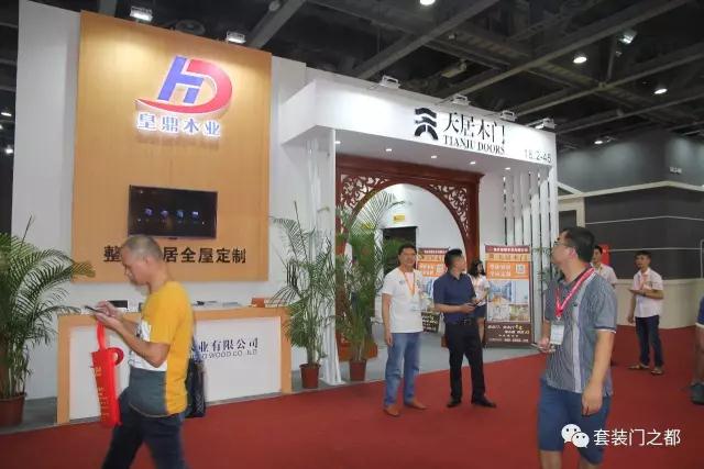 重庆木门“聚众”参加第十九届中国建博会 重庆木门“聚众”参加第十九届中国建博会