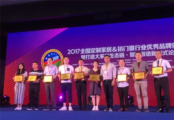 丽博橱柜|全屋定制喜获“定制家具十佳品牌”荣誉