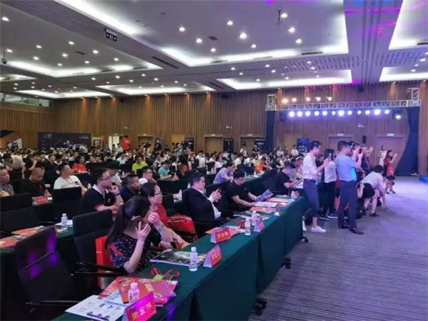 丽博橱柜|全屋定制喜获“定制家具十佳品牌”荣誉