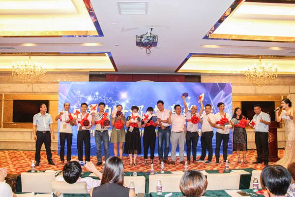 “聚力升级 共赢终端”2017丽宫公司强化品牌暨新品发布峰会圆满举办成功 “聚力升级 共赢终端”2017丽宫公司强化品牌暨新品发布峰会圆满举办成功