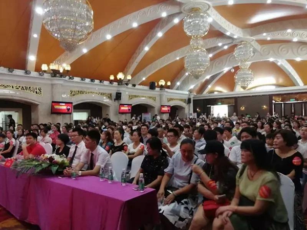 邰正宵助阵卡诺亚“安醛居家星势力”郑州站,引爆签单热潮! 邰正宵助阵卡诺亚“安醛居家星势力”郑州站,引爆签单热潮!