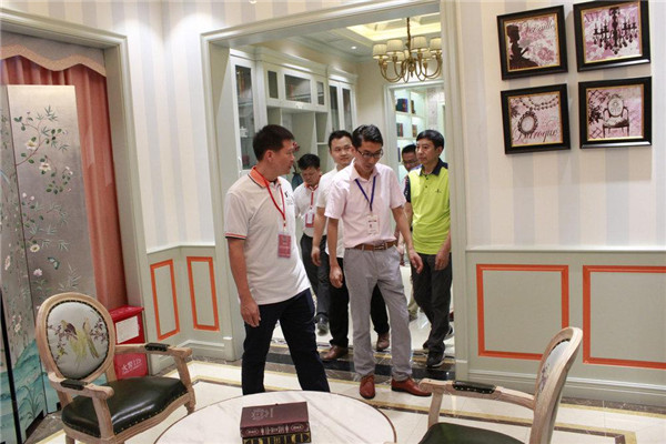 东升门业协会考察顺丽木门,对顺丽木门产品设计给予高度评价 东升门业协会考察顺丽木门,对顺丽木门产品设计给予高度评价
