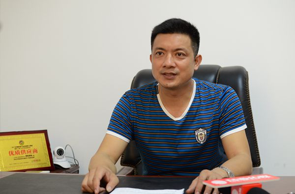 青枫玻璃总经理周峰:专注研发玻璃新工艺 创造门玻工艺新标准 青枫玻璃总经理周峰:专注研发玻璃新工艺 创造门玻工艺新标准