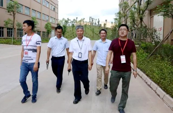 长润发服务万里行 :走进长江家具,坚持不懈的耐心服务赢得客户信赖 长润发服务万里行 :走进长江家具,坚持不懈的耐心服务赢得客户信赖