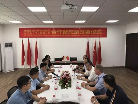 合作共赢 丝吉利娅与金大门业签署战略合作备忘录 合作共赢 丝吉利娅与金大门业签署战略合作备忘录