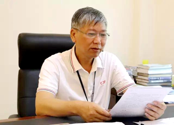 长润发服务万里行 :走进长江家具,坚持不懈的耐心服务赢得客户信赖 长润发服务万里行 :走进长江家具,坚持不懈的耐心服务赢得客户信赖