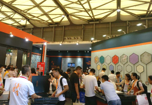 盛百邦秦涛:配合互联网+战略思维,开启墙布新零售模式 盛百邦秦涛:配合互联网+战略思维,开启墙布新零售模式