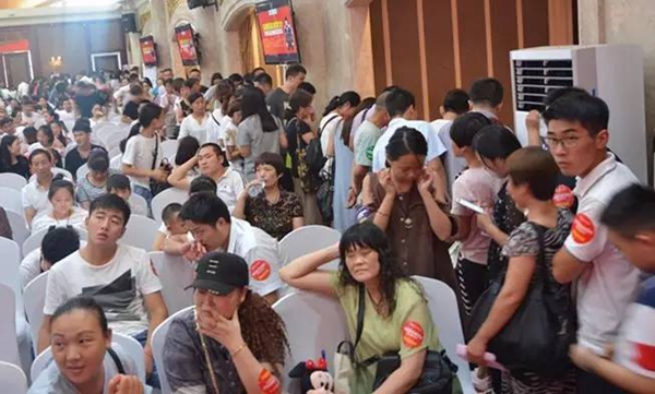 邰正宵助阵卡诺亚“安醛居家星势力”郑州站,引爆签单热潮! 邰正宵助阵卡诺亚“安醛居家星势力”郑州站,引爆签单热潮!