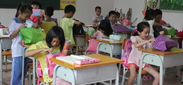 传递爱情暖童心 伟业集团资助山区小学生快乐学习