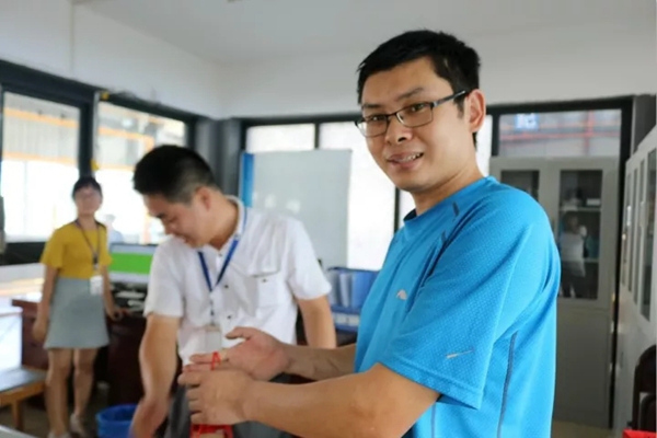 方麒门窗为全体员工发放中秋福利 彰显人文关怀