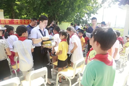 大爱 捐书助学,为爱刷新,展辰集团爱心行动走进惠州三所小学 大爱 捐书助学,为爱刷新,展辰集团爱心行动走进惠州三所小学