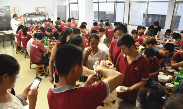 分享快乐传递祝福 9月份罗兰德式门窗员工生日聚会 分享快乐传递祝福 9月份罗兰德式门窗员工生日聚会