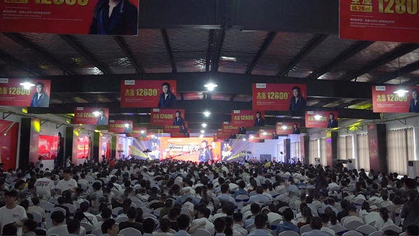 香港影星罗嘉良助力易高定制嘉年华，品牌大放异彩！