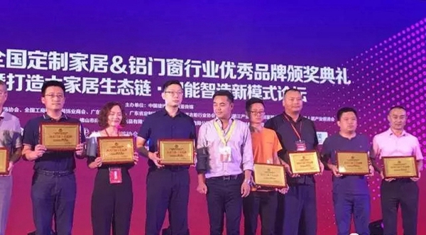 海鹰股份实至名归：海鹰门窗获“铝木门窗十佳品牌“殊荣