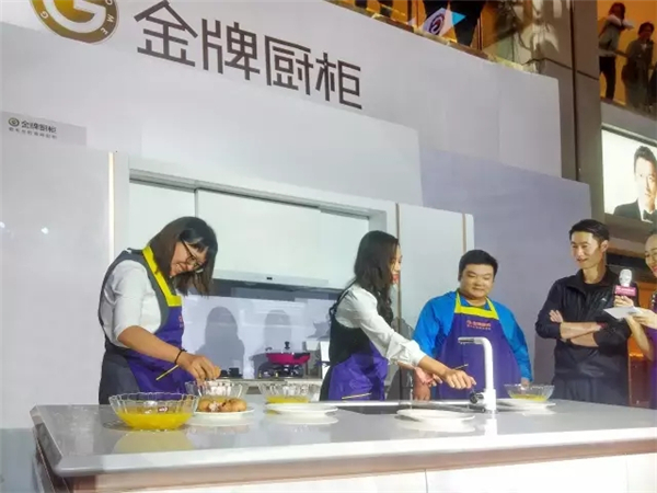 金牌厨柜“专业的力量”：这一次世界冠军王励勤踩厨柜很“实在”