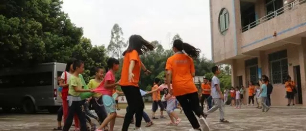 传递爱情暖童心 伟业集团资助山区小学生快乐学习