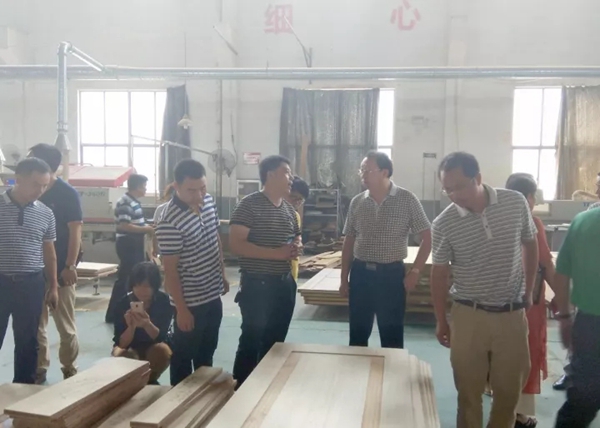 广西林业厅原厅长、广西林产业协会理事长李可夫一行30人莅临喜盈门调研考察