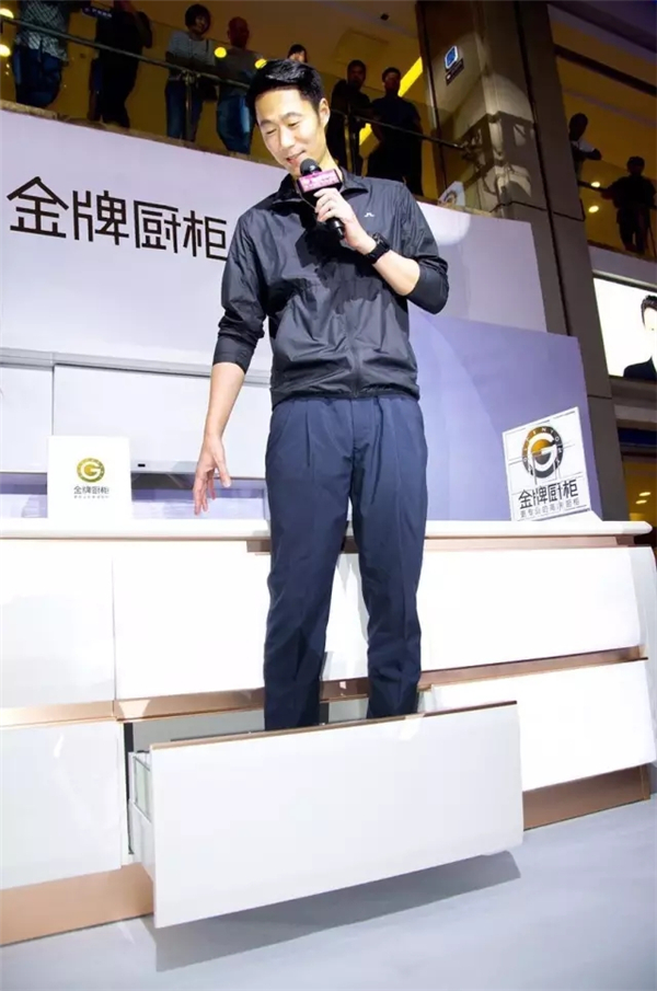 金牌厨柜“专业的力量”：这一次世界冠军王励勤踩厨柜很“实在”