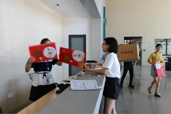 方麒门窗为全体员工发放中秋福利 彰显人文关怀