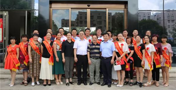 美驰门窗助力公益 积极推动教育事业 美驰门窗助力公益 积极推动教育事业