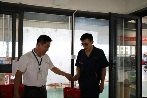 方麒门窗为全体员工发放中秋福利 彰显人文关怀