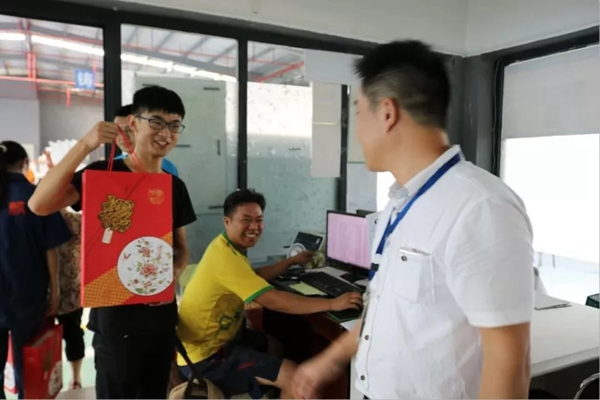 方麒门窗为全体员工发放中秋福利 彰显人文关怀