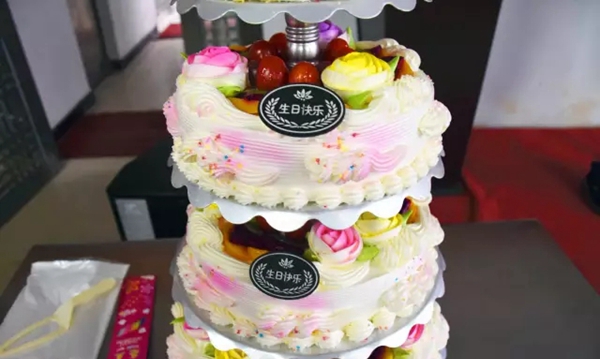 分享快乐传递祝福 9月份罗兰德式门窗员工生日聚会 分享快乐传递祝福 9月份罗兰德式门窗员工生日聚会