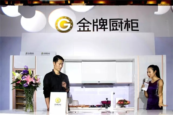 金牌厨柜“专业的力量”：这一次世界冠军王励勤踩厨柜很“实在”