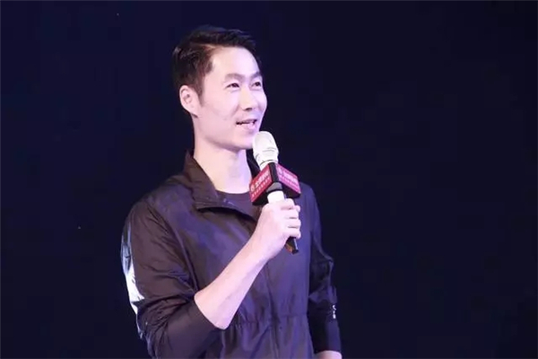 金牌厨柜“专业的力量”：这一次世界冠军王励勤踩厨柜很“实在”