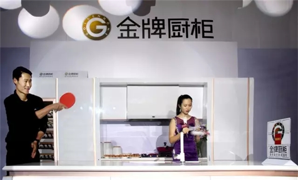 金牌厨柜“专业的力量”：这一次世界冠军王励勤踩厨柜很“实在”