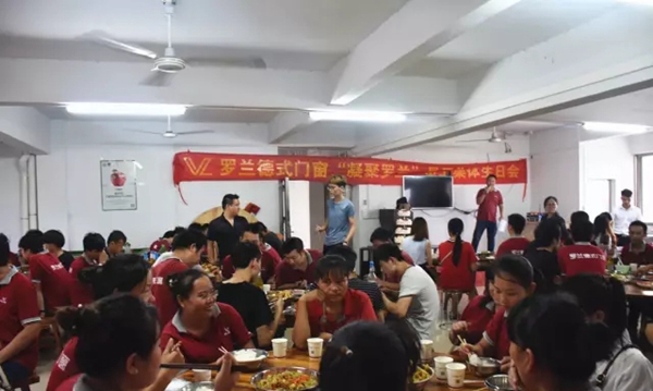 分享快乐传递祝福 9月份罗兰德式门窗员工生日聚会 分享快乐传递祝福 9月份罗兰德式门窗员工生日聚会