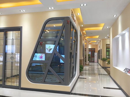  红橡树门窗：多功能展厅全新亮相，三大方面打造品牌差异化