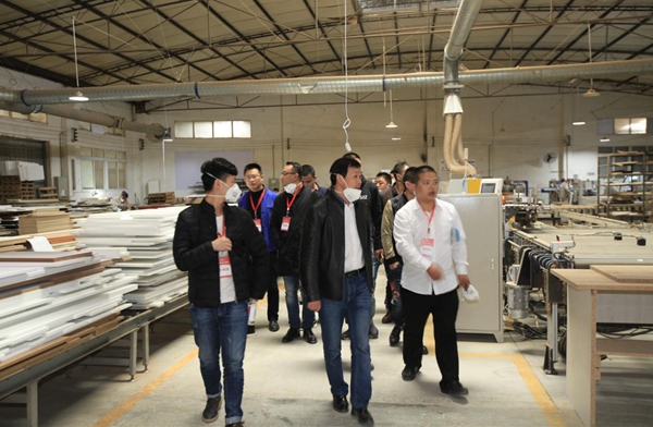 重庆木门考察团参观九凤木门、品智和玛格全屋定制企业
