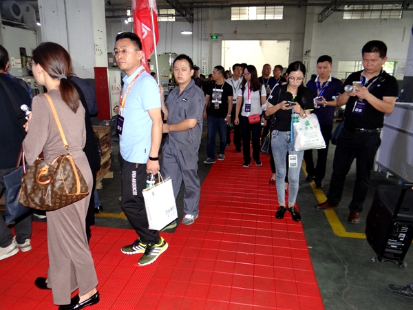 欧派克智动门新品“磁悬浮滑轮“惊艳亮相第五届中国木门技术大会