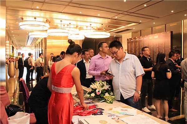欧派克智动门新品“磁悬浮滑轮“惊艳亮相第五届中国木门技术大会 欧派克智动门新品“磁悬浮滑轮“惊艳亮相第五届中国木门技术大会