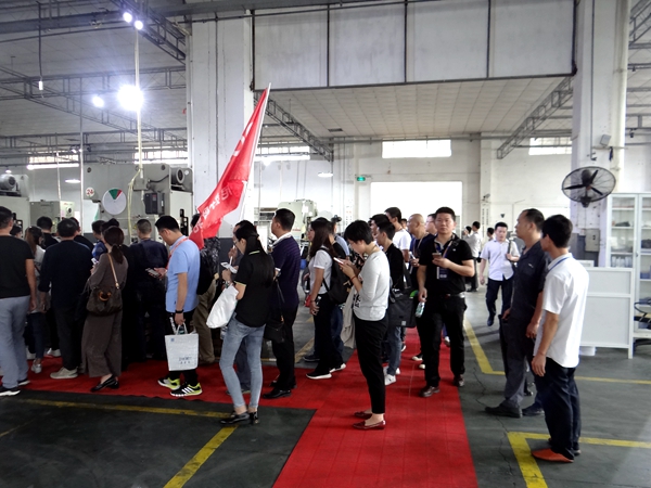 欧派克智动门新品“磁悬浮滑轮“惊艳亮相第五届中国木门技术大会
