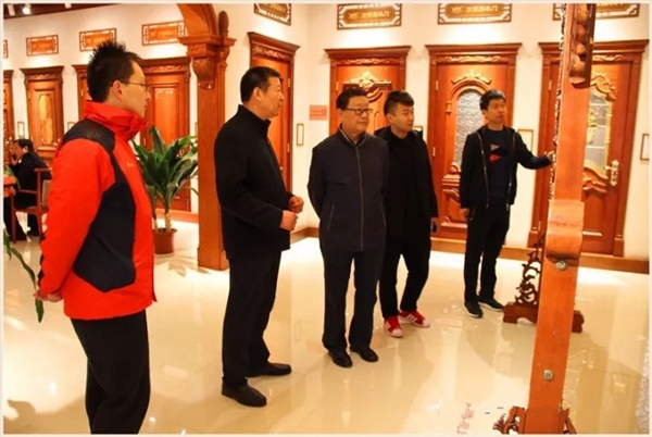 中国木材与木制品流通协会木门窗专委会张国林会长莅临万家园参观指导 中国木材与木制品流通协会木门窗专委会张国林会长莅临万家园参观指导